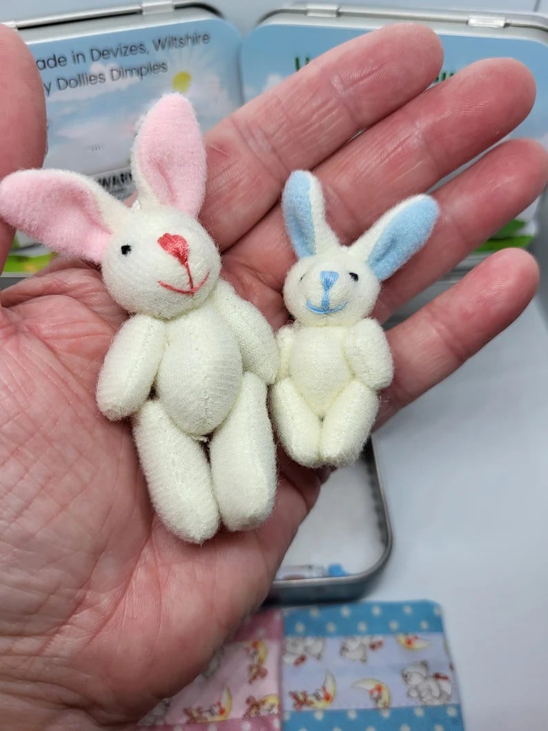 💎 Süße Osterhasen-Mama mit Baby in Blechdose – Handgefertigt, Kuschelig & Perfekt als Geschenk 🐰🎁