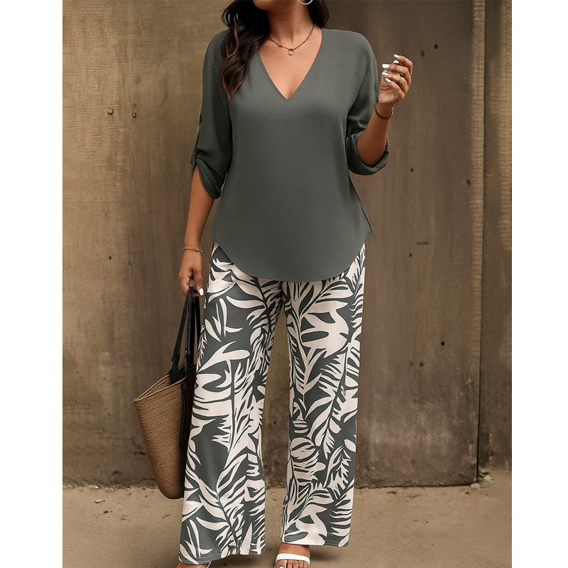 Set aus Damenbluse mit V-Ausschnitt und bedruckter Hose mit weitem Bein