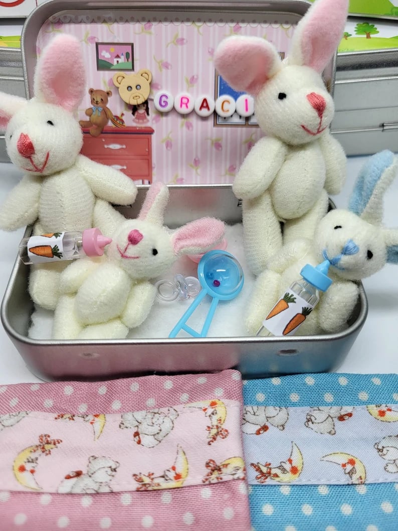 💎  Süße Osterhasen-Mama mit Baby in Blechdose – Handgefertigt, Kuschelig & Perfekt als Geschenk 🐰🎁
