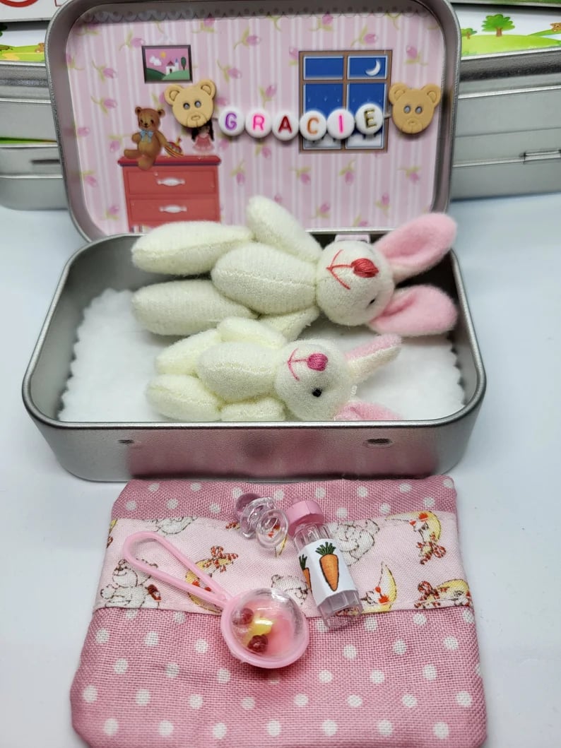 💎  Süße Osterhasen-Mama mit Baby in Blechdose – Handgefertigt, Kuschelig & Perfekt als Geschenk 🐰🎁