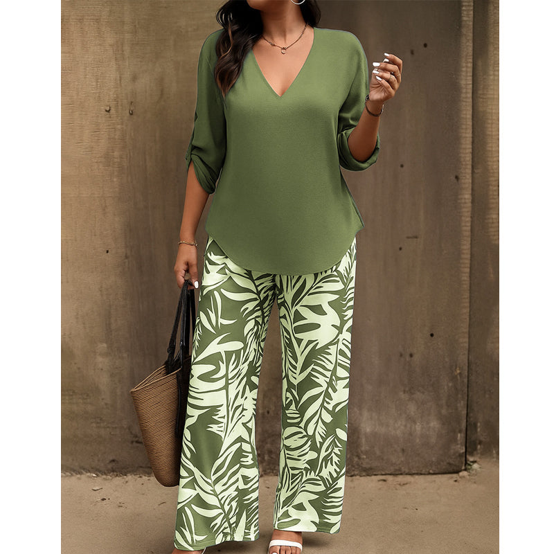 Set aus Damenbluse mit V-Ausschnitt und bedruckter Hose mit weitem Bein