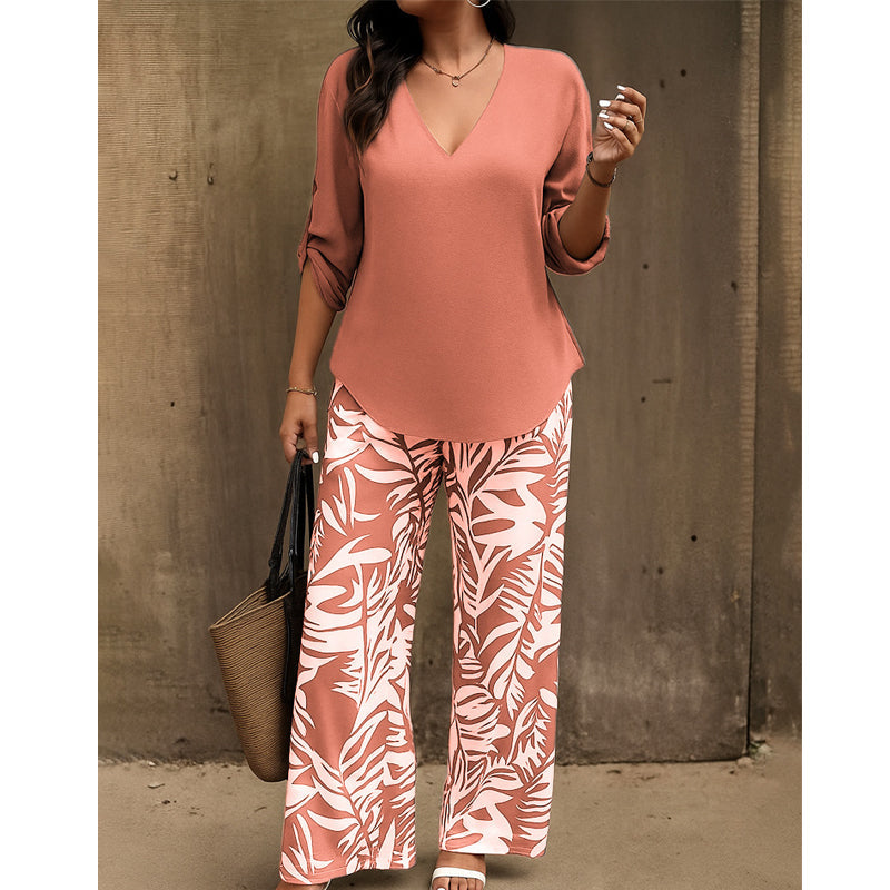 Set aus Damenbluse mit V-Ausschnitt und bedruckter Hose mit weitem Bein