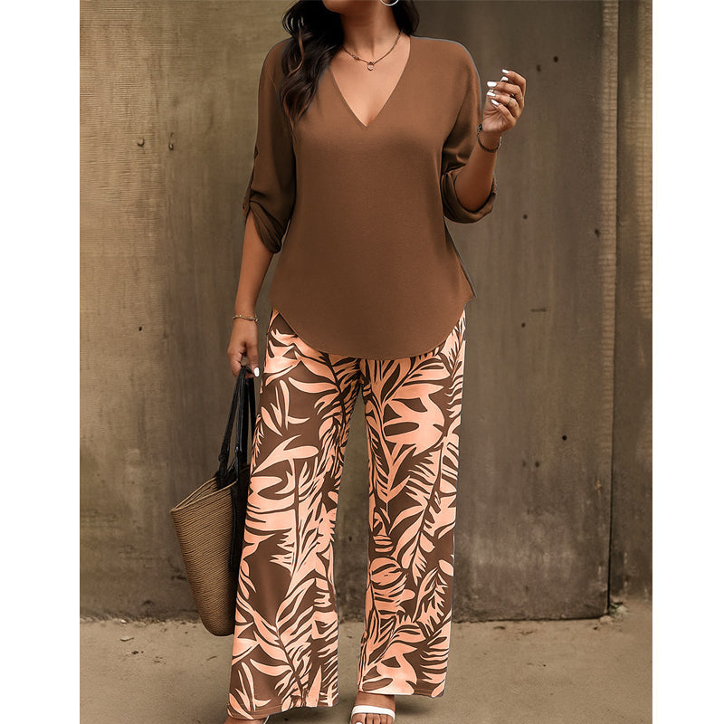 Set aus Damenbluse mit V-Ausschnitt und bedruckter Hose mit weitem Bein